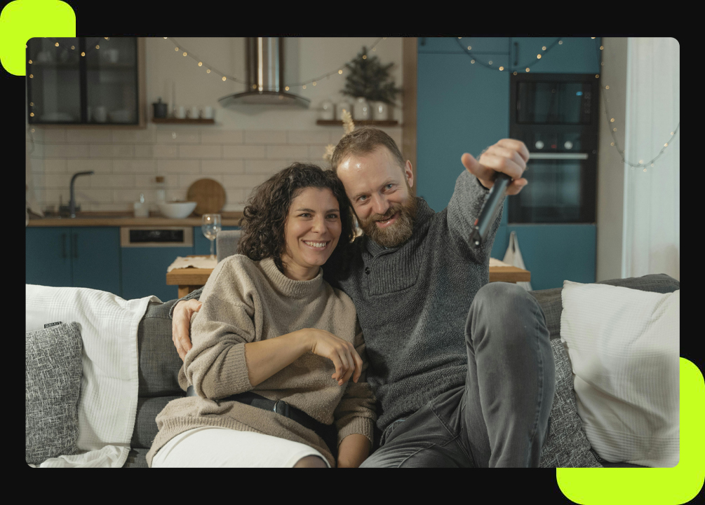 Famille québécoise regardant TVOD avec chaînes du monde entier